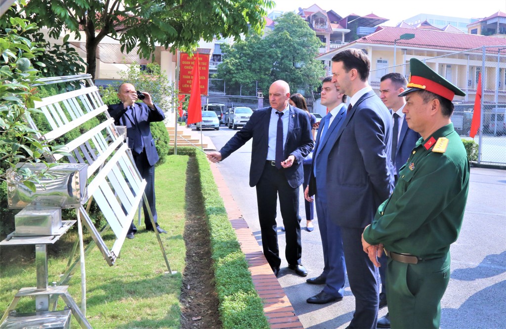 Bộ trưởng M.M Kotyukov thăm quan Viện Độ bền nhiệt đới/TTNĐ Việt-Nga